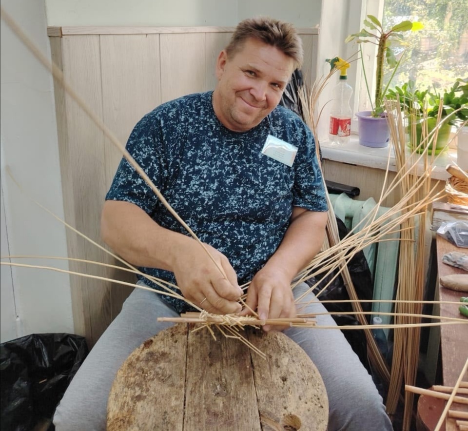 Трон из лозы и кухня, которая растет в огороде: умелец из Маркса превращает быт в релакс при помощи ивы